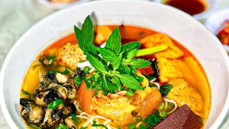 Tô bún riêu cua đồng với riêu cua, huyết, đậu hũ và ốc — khoá Bún Riêu Cua